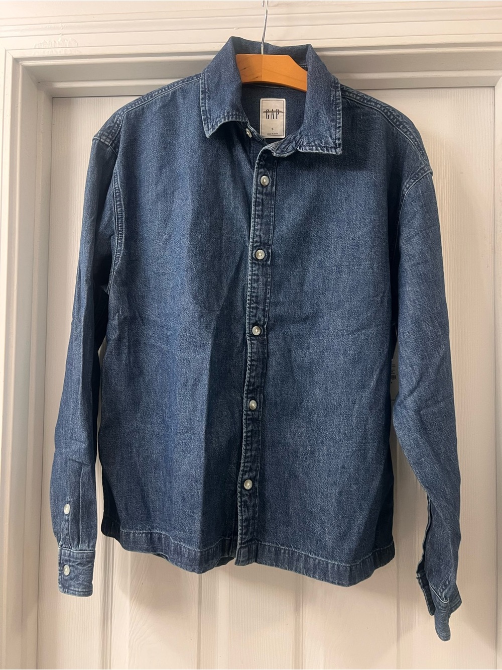 Gap Denim Button-Up Shirt  Sz Small 
Timeless/ Casual